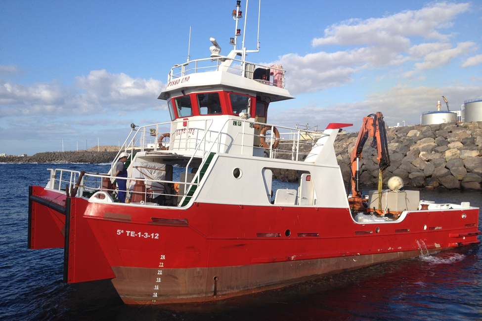 barco multicat con dos cascos, flota de Prosub SL en Tenerife