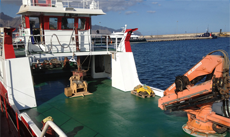 embarcación multicat con dos cascos en Tenerife