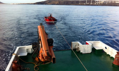 multicat con dos cascos para maniobras marítimas