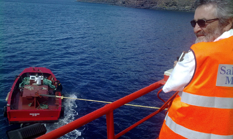 remolcador para maniobras en el mar